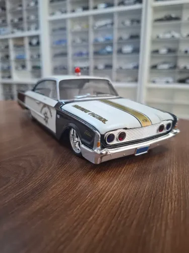 Miniatura Police Maisto 1/24 FORD GALAXY STARLINER 1960