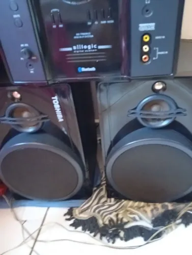 Vendo 3 caixas de som sendo 2 vozes e 1 grave 