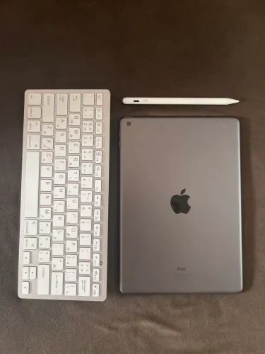 iPad 7 + caneta e teclado