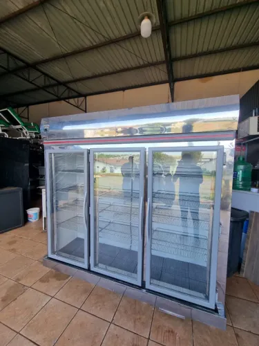 Expositora semi nova inox bebidas e frios 2,12x0,65x2,06m motor e termostatico novos 100%