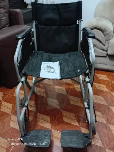 Vendo cadeira de rodas dobravel D100 precisando dr reparos
