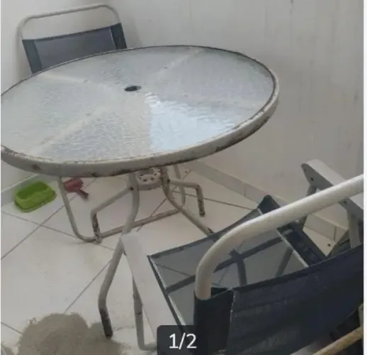 Mesa com 2.cadeiras