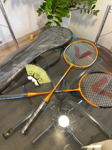 raquete badminton, 2 raquetes, a bolsa para guardar e mais 3 petecas