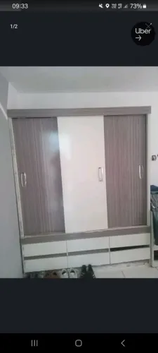 Guarda-roupa, cama solteiro e armário pequeno.
