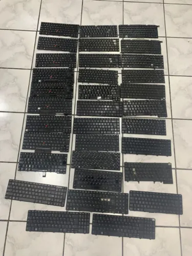 Lote de teclados de notebook no estado - 35 teclados diversos