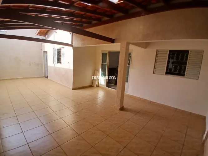 Casa com 4 quartos, 2 vagas, disponível para locação na Vila Militar