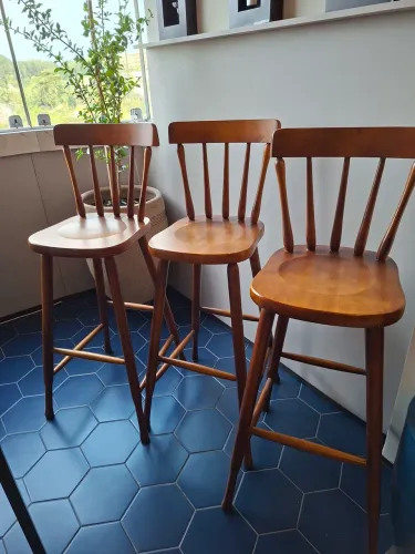 Três banquetas de madeira