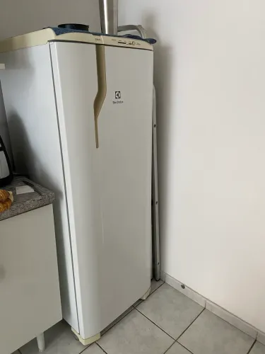 Vende-se Geladeira Eletrolux 262L 127v
