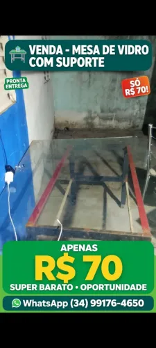 Mesa de vidro com suporte