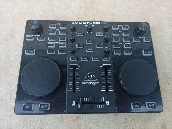Controladora CMD Studio 2a Behringer