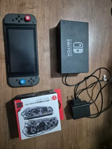 **Nintendo Switch V1 (XAJ) Completo com Caixa Original com 3 controles e extras**