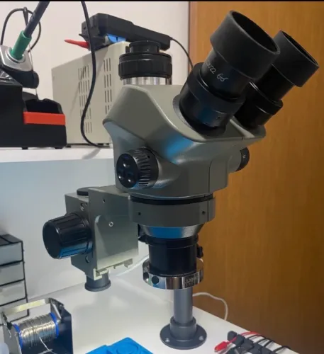 Microscópio trinocular