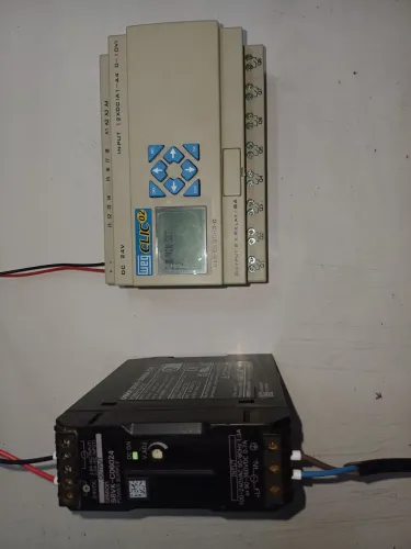Clp weg clic02 mais fonte Omron 24v 2a