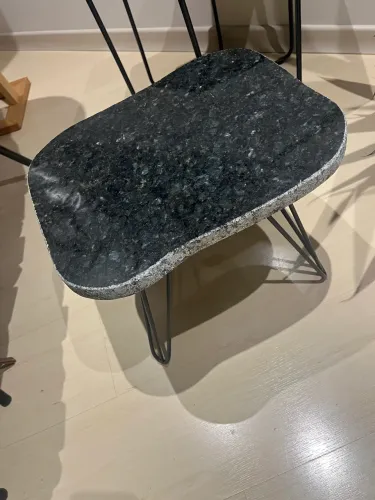 Mesa auxiliar - tampo de pedra mármore orgânica