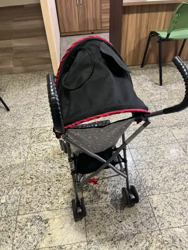 Carrinho de bebê guarda chuva