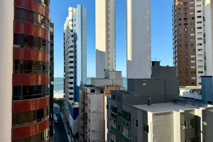 3 Suítes 2 vagas na quadra do mar