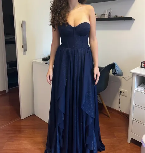 Vestido de festa azul com brilhos