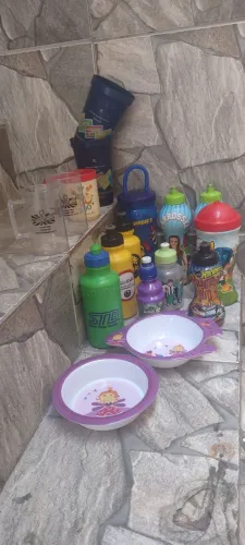 Lote de squeezes, canecas plasticas antigo