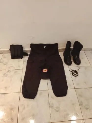 Conjunto Bombeiro Civil com calça tática, cinto, boné, coturno e bordal 