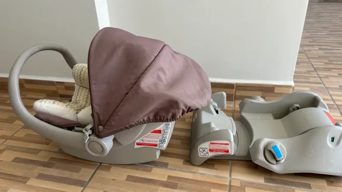 Vendo carrinho com bebê conforto excelente estado perfeito pra quem quer economizar