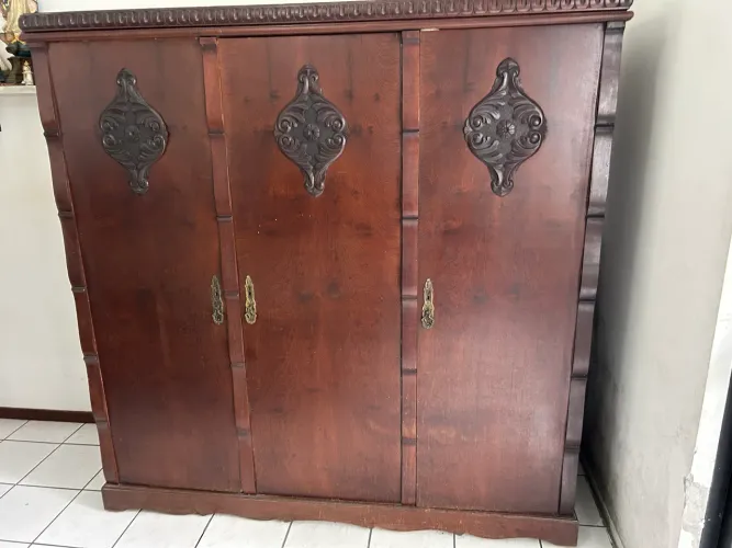 Guarda Roupa vintage em madeira maciça