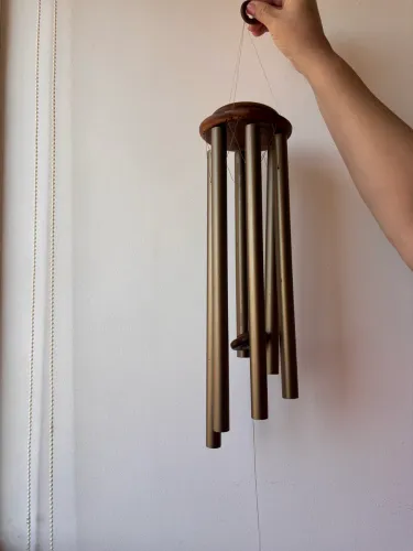 Sino dos Ventos | Mensageiro dos Ventos em Madeira e Metal Decorativo