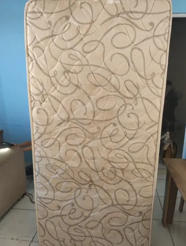 Vendo cama box solteiro e mesa madeira pura somente os interessados motivo mudança,mesa