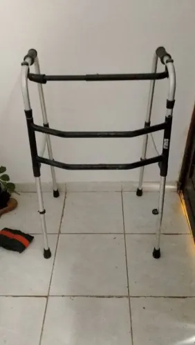 Andadeira retrátil e ajustável dobrável