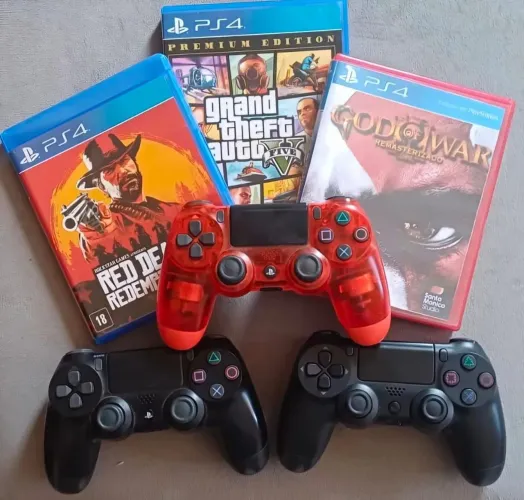 Playstation 4 com 3 controles e diversos jogos