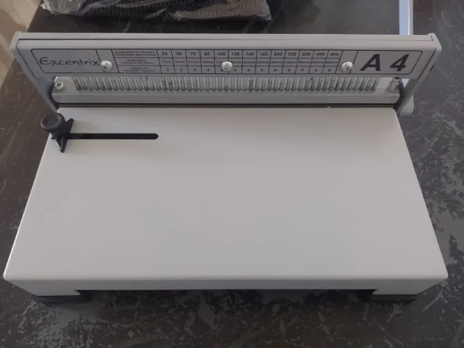 Encadernadora excêntrix A4 semi nova + espirais