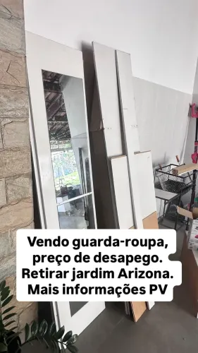 Guarda-roupas já desmontado.