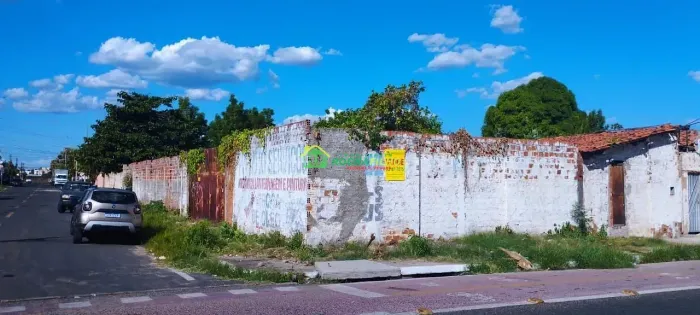 Terreno de esquina em excelente localização na Rui Barbosa, Acarape