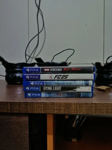 Playstation 4 slim ( semi novo e ótimo estado )