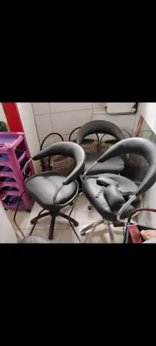 3 cadeiras de cabeleireiro 4 carrinhos porta esmalte manicure 900 reais divido no cartão 2