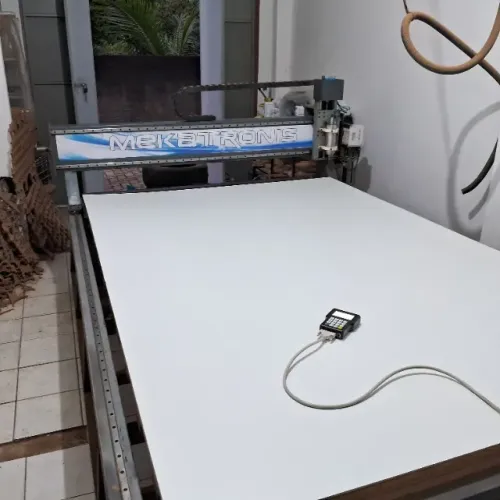 Fresadora CNC (router) de três eixos / Máquina de Corte CNC
