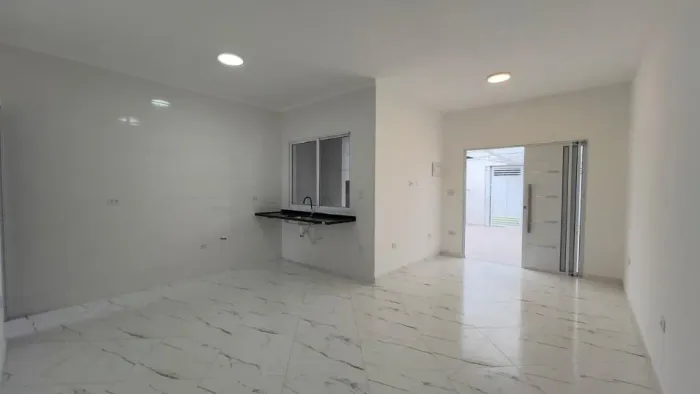 Casa térrea nova com 2 dormitórios, sendo 1 suíte, à venda em Mongaguá lado praia, 250 me
