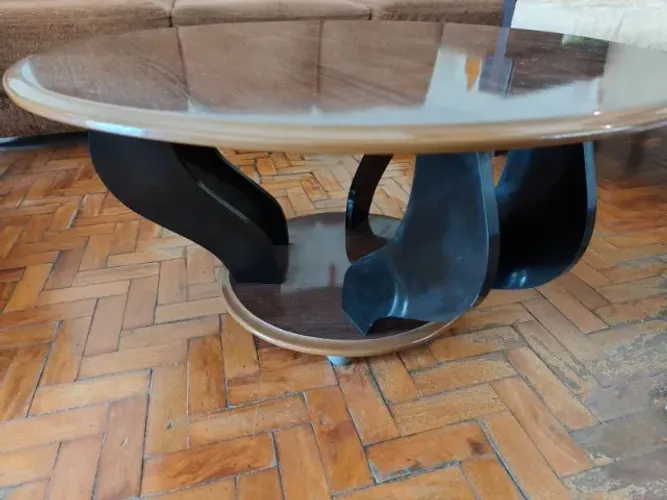 Mesa de Centro Redonda em Madeira - Design Elegante e Ótimo Estado