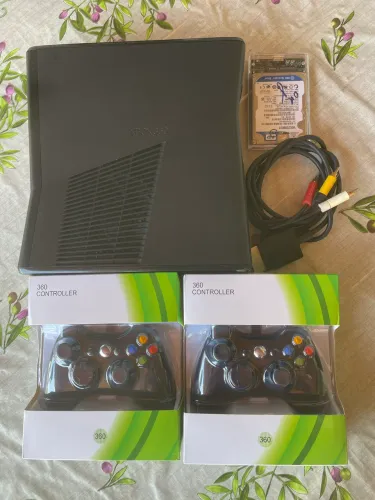 Xbox 360 Slim + 90 jogos + HD + controles novos