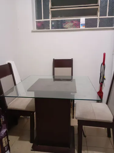 Mesa jantar com 3 cadeiras.