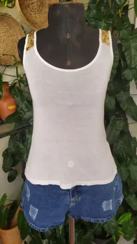 Camiseta de malha com aplique de lantejoulas da marca opção