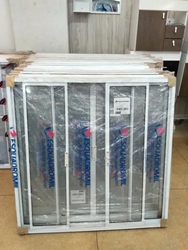 janela de alumínio branca com vidros 4 folhas  1,00x1,00 399,90a vista 