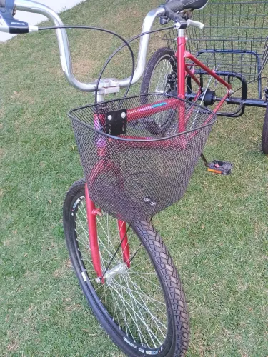 Bicicleta Triciclo Deluxe Wendy, Aro 26, Vermelha, novíssima 800 reais