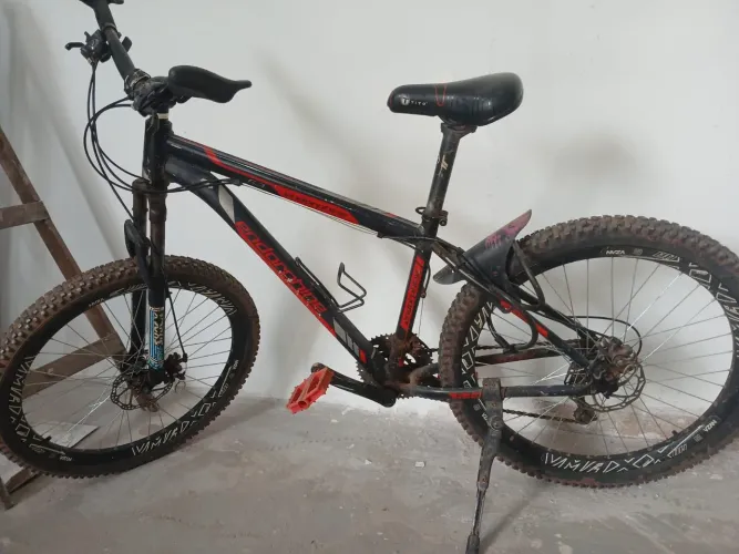 Vendo uma bicicleta  boa  manutenção  em dia tenho o papel de compra 