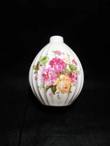 Vaso de flor em porcelana canelado.