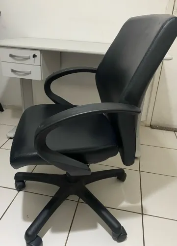 Mesa e cadeira de escritório. 
