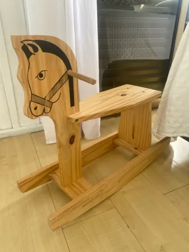 Cavalinho de balanço infantil