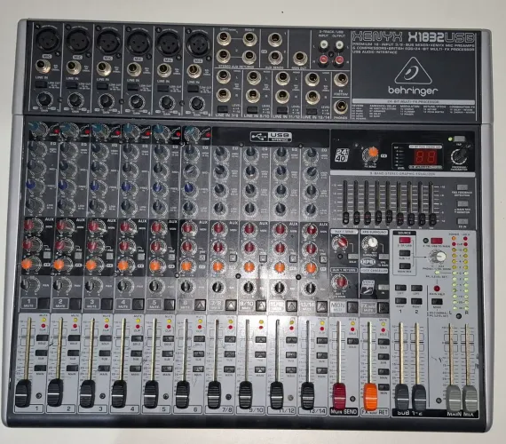 Mesa de Som Behringer Xenyx X1832 USB