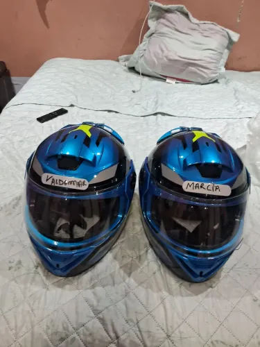 Temos dois capacete novos nunca foi usado