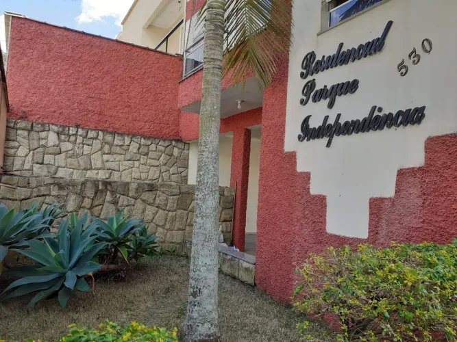 Apartamento dois quartos com garagem.
