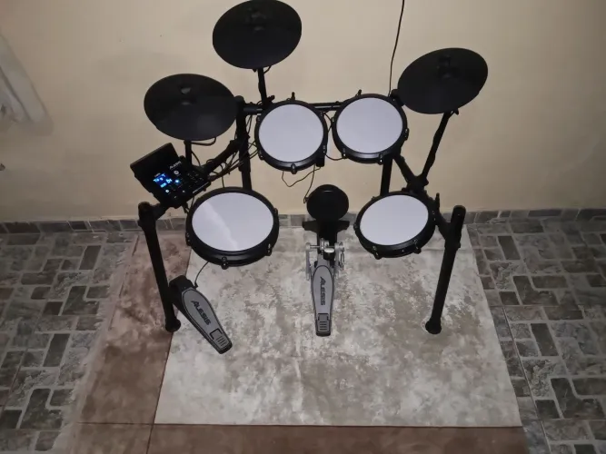 Bateria Alesis Nitro Max 8-Piece Electronic Drum Set With Bluetooth and BFD Sounds Black